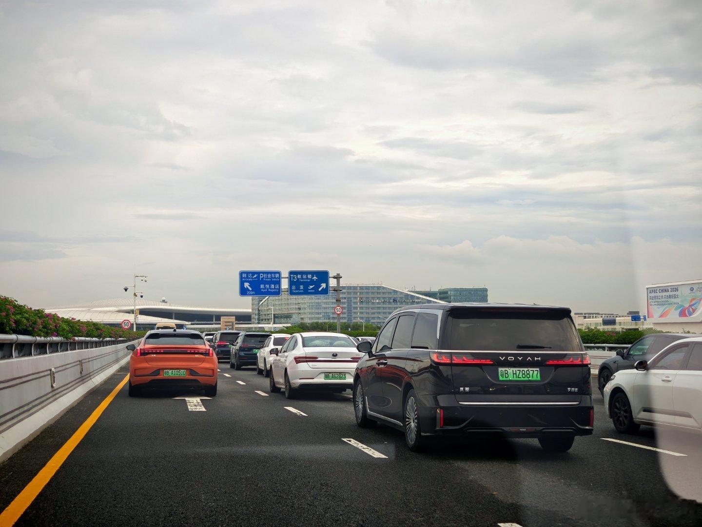 大早上6点多，深圳机场堵成这样。大家都这么早起来赶飞机吗？ 深圳·深圳宝安国际机