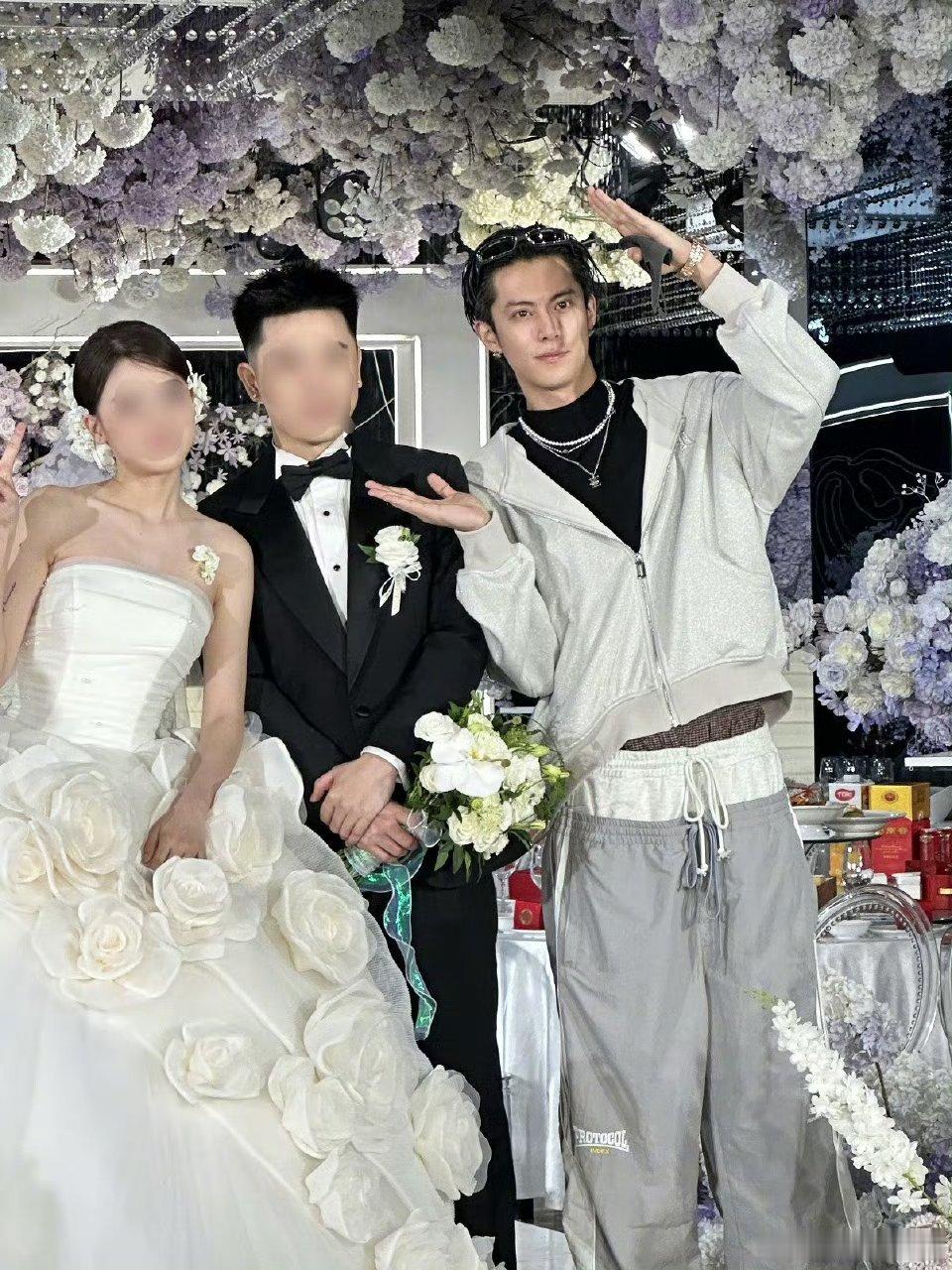 王鹤棣去参加发小婚礼了！好松弛看起来关系很好[期待] 这个建模脸[污][污][污