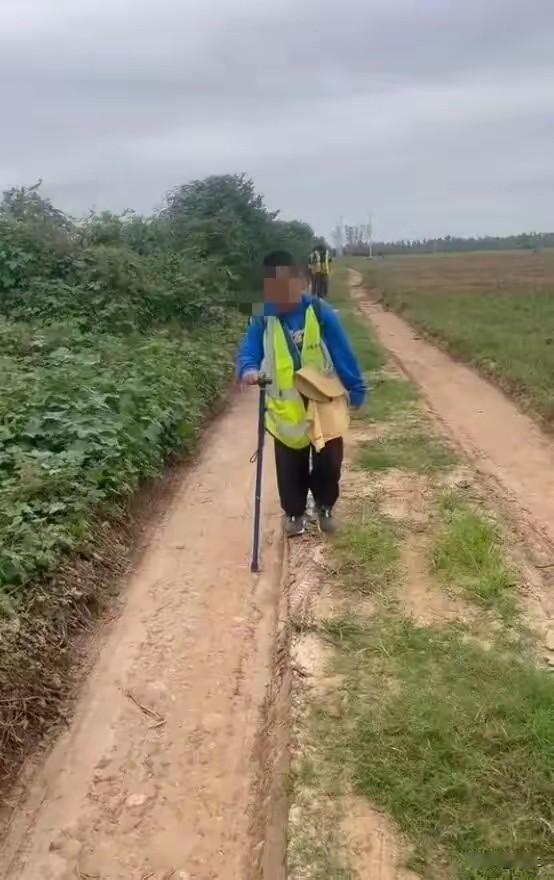 “虐待！这是拿孩子博眼球！”爸爸带休学儿子徒步的视频刚火，评论区就骂翻了。可没人