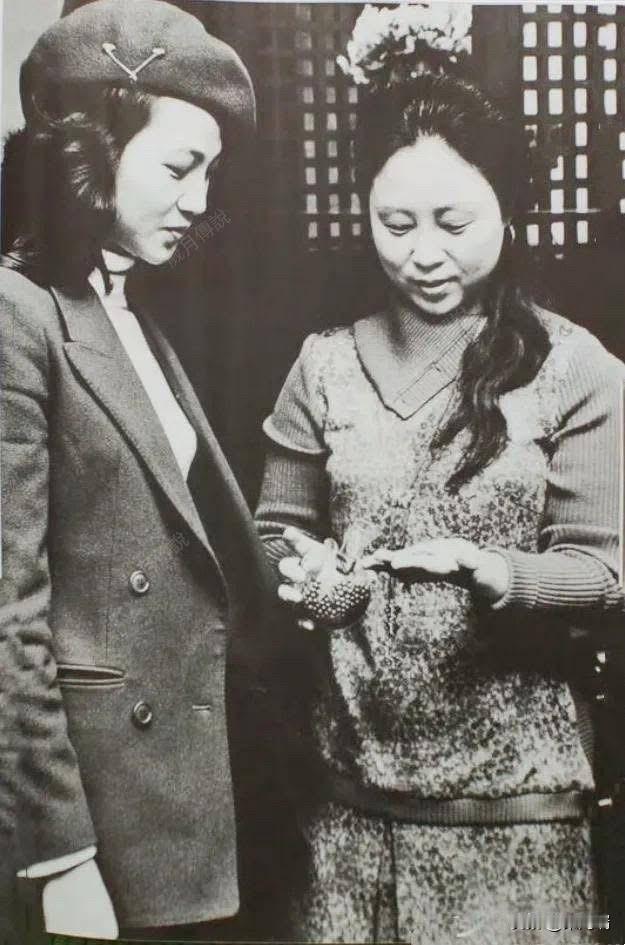 这是琼瑶和凤飞飞的合照，两人结缘于七十年代中期，这时的琼瑶不到40岁，凤飞飞也只