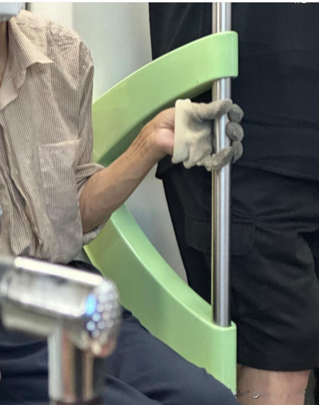 你永远不知道你坐的位置上一位是什么乘客
地铁10号线上看到一位老大爷用屁股边边坐