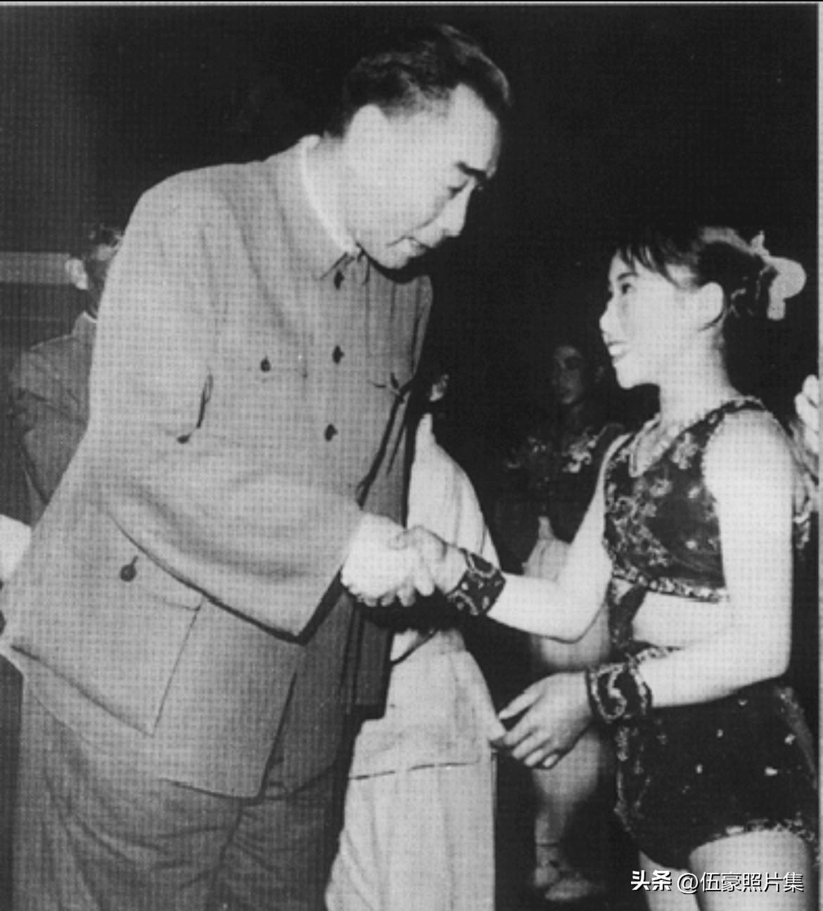 1962年6月10日，周恩来到齐齐哈尔看马戏后上台和小演员握手。齐齐哈尔马戏团成