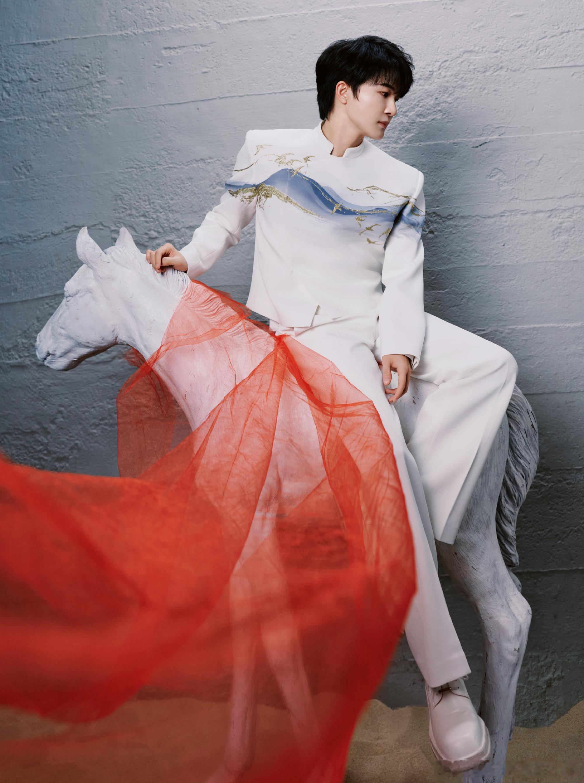 周深春晚造型出图，期待独唱舞台《吉量》