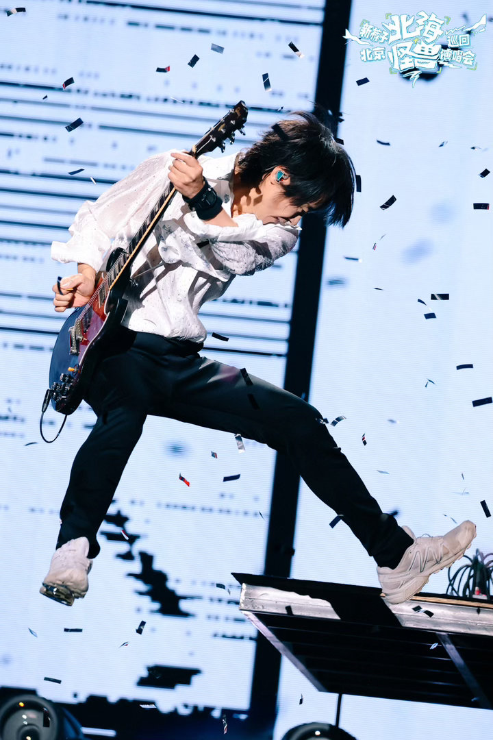 新裤子是懂整活的新裤子2026北京演唱会 彭磊晃着晃着突然抬手跟镜头打了个招呼，