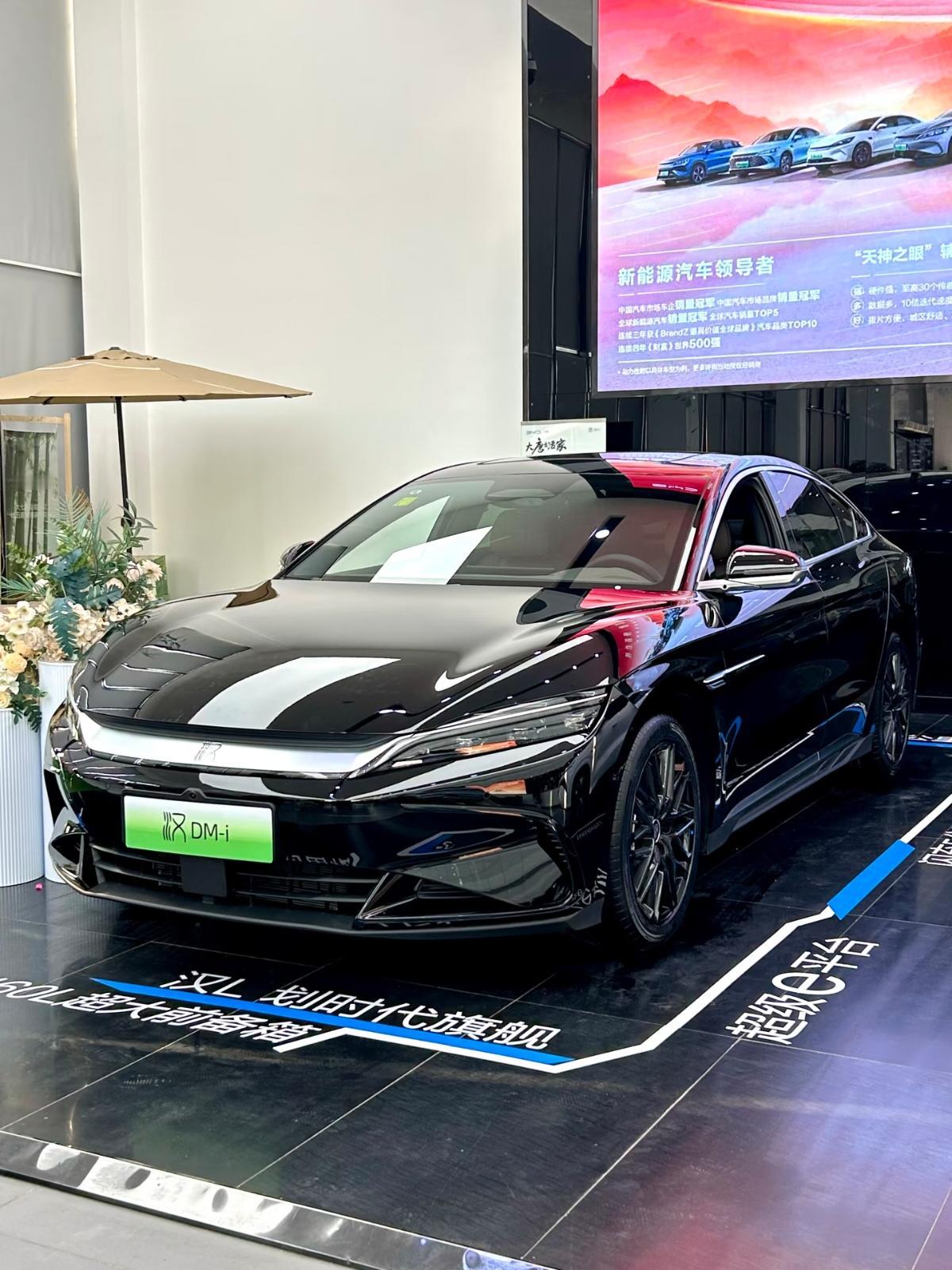 比亚迪汉的销量现在来看的话其实销量也不算低，混动+纯电两个版本加起来也快破万了，