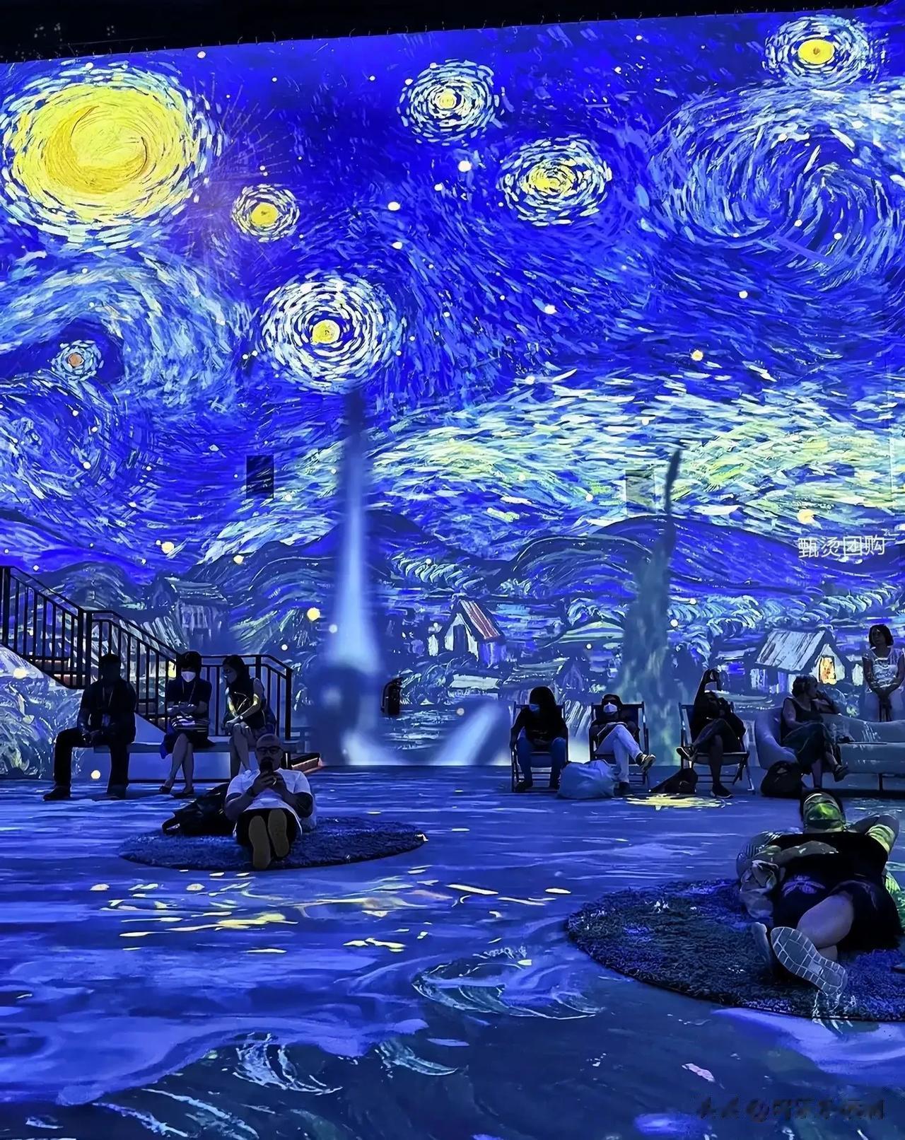  
梵高星空馆在【王府井书店】五层。相信没有哪个小朋友能逃过琳琅满目的图书。所以