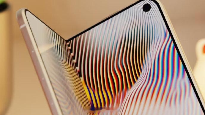【古尔曼：苹果iOS27暗示折叠屏iPhone即将到来】马克 · 古尔曼今天在最