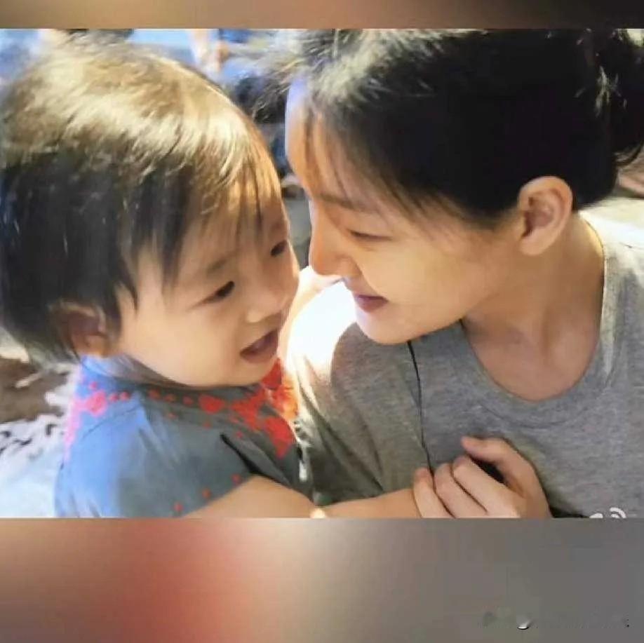 玥儿什么都知道，她开通社交账号第一时间关注外婆小姨，第二天才不紧不慢关注了马筱梅