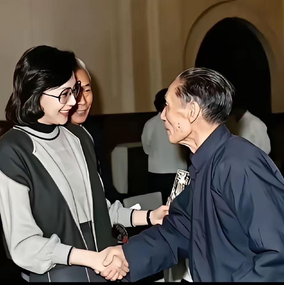 1979年北京，第四次全国文代会现场，留下这张珍贵的照片。左边戴眼镜的女士，是香