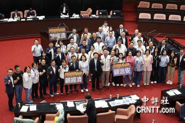 质疑“行政院”背弃承诺 傅昆萁：已鞠躬尽瘁
台立法机构今（14）日快速三读通过2