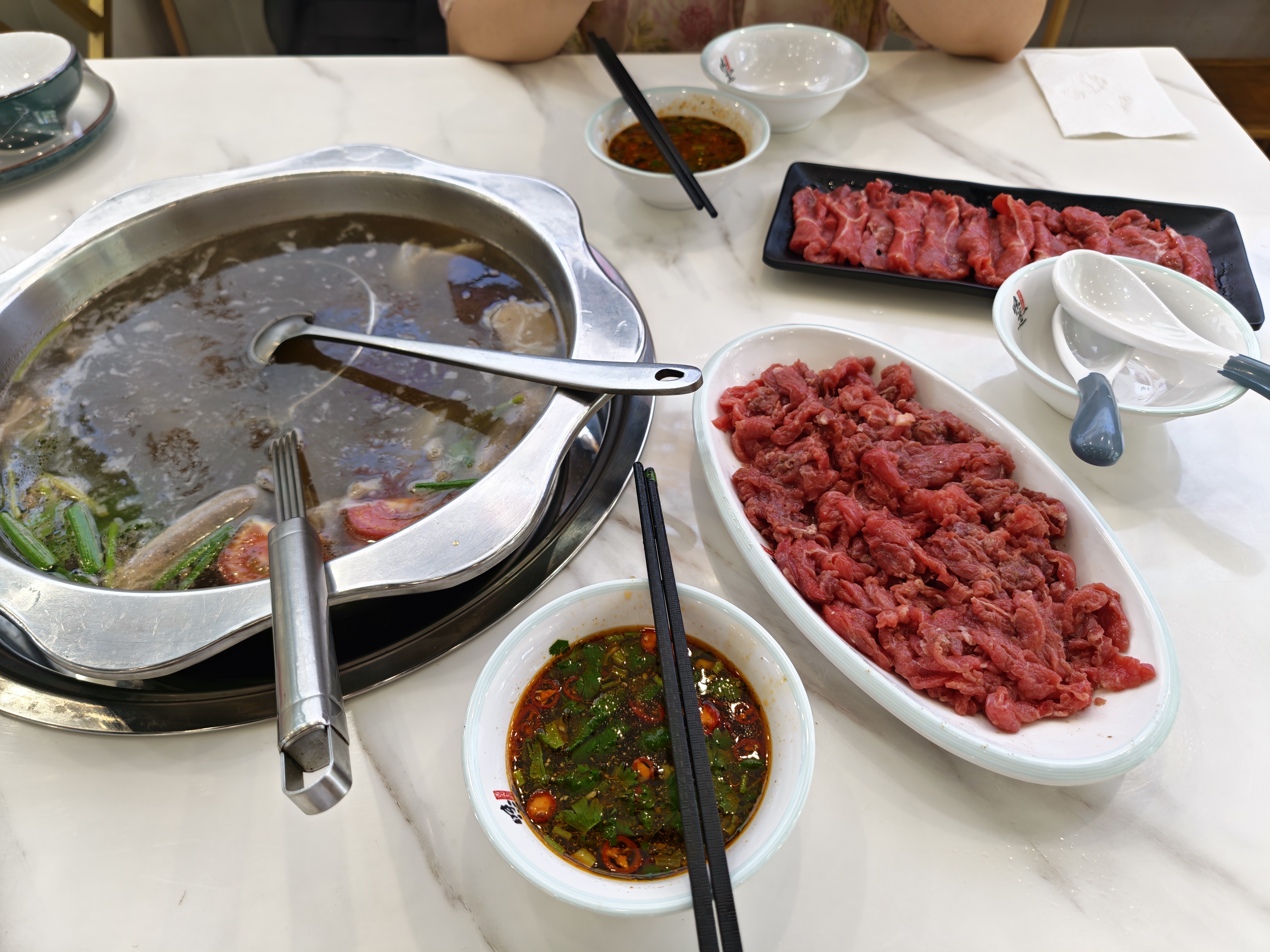 昨晚吃了一家牛肉火锅觉得不错，今天中午接着来吃[允悲]然后我这种辨识度比较高的人