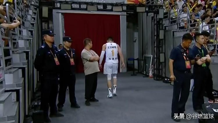 有情况？北京时间3月27日晚，广东男篮坐镇主场与北京男篮展开强强对话。开场后，广