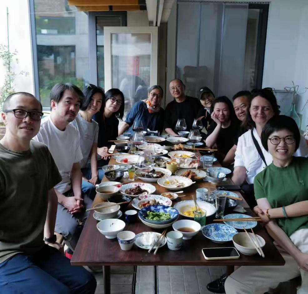 49岁赵薇素颜与好友聚会，老到认不出，手臂凸一块大包引热议 ​​​