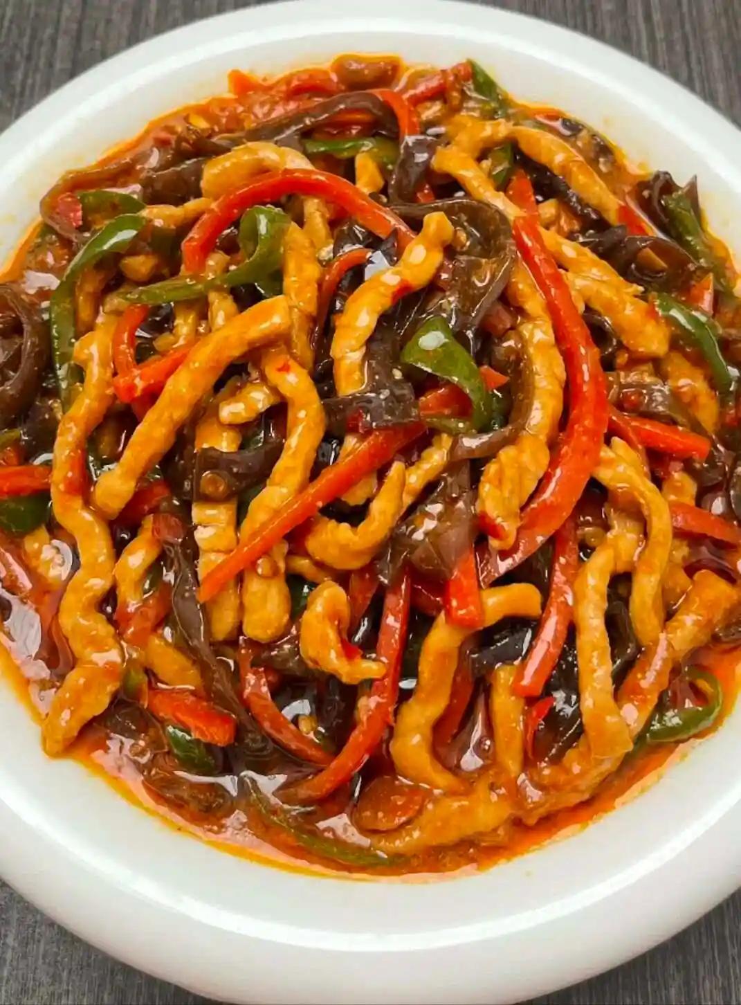 预制菜进入餐馆，是便利还是隐患？

   最近，预制菜在餐饮行业迅速崛起，成为不