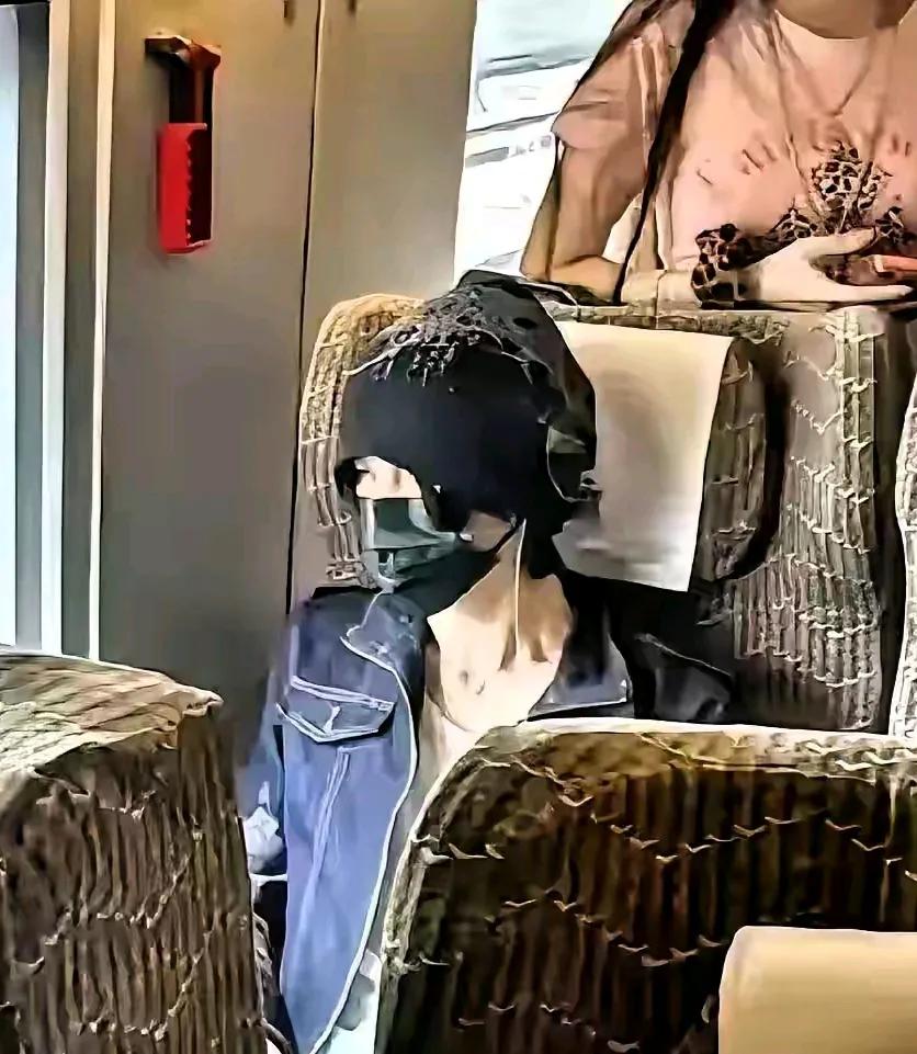 所谓的明星就拥有特权吗？他人的高铁座位被艺人李权哲霸占，他全程拒绝让位，却蛮横要
