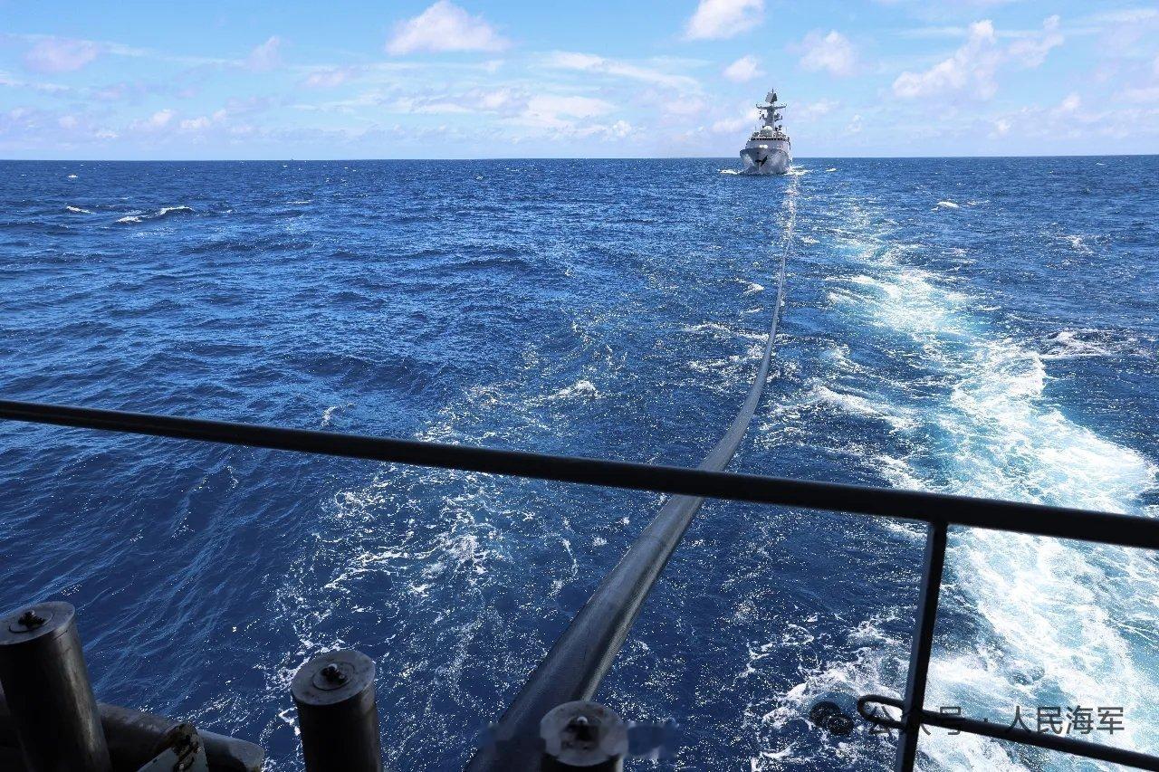 海上长城【砺兵海天间！海军洪湖舰，多科目实战化训练】近日，海军洪湖舰跨昼夜多科目