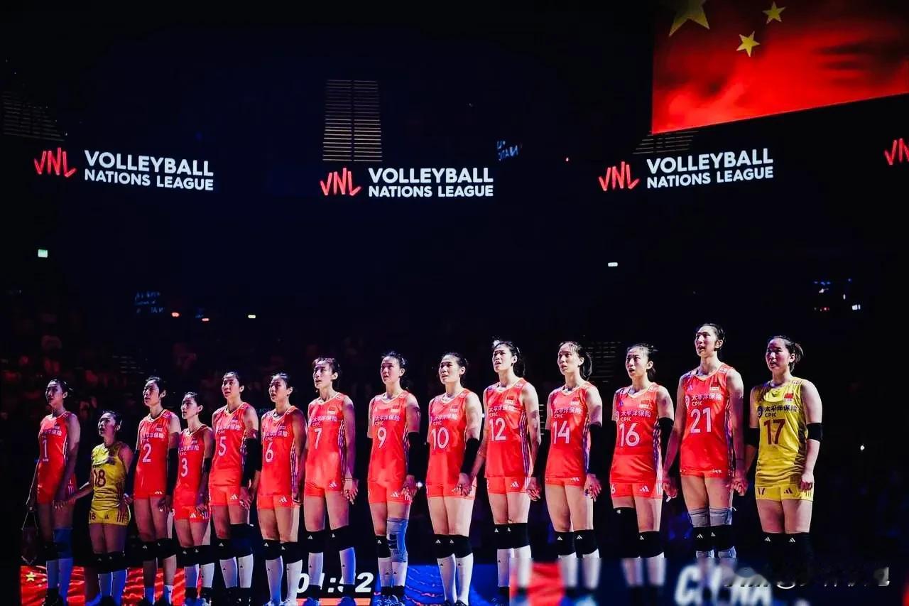 22-25，女排世联赛澳门站中国女排对阵日本女排的比赛正在进行，中国女排先丢一局