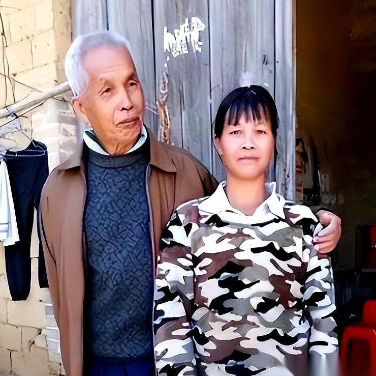 49岁的梁二，从广东工地带回一个19岁的姑娘时，心里只有一个念头：怕她跑了。
他