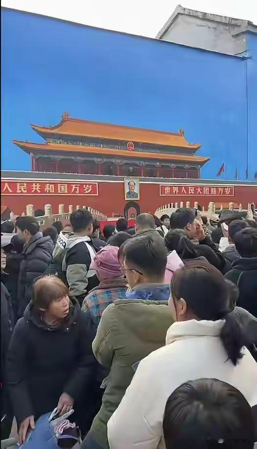 谁毁了吴营村的画？

一面画着天安门的墙，被一夜之间刷成了刺眼的白。这事儿发生在