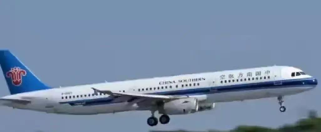 就在刚刚

日本媒体突然披露了：中方下月将取消超900趟赴日航班。

按这个说法