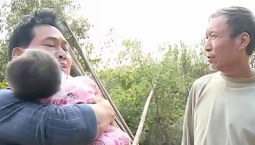 湖南长沙，一个30岁的木工赵新，刚跟前妻离了一年，工地上闲聊，一句话砸进他耳朵里