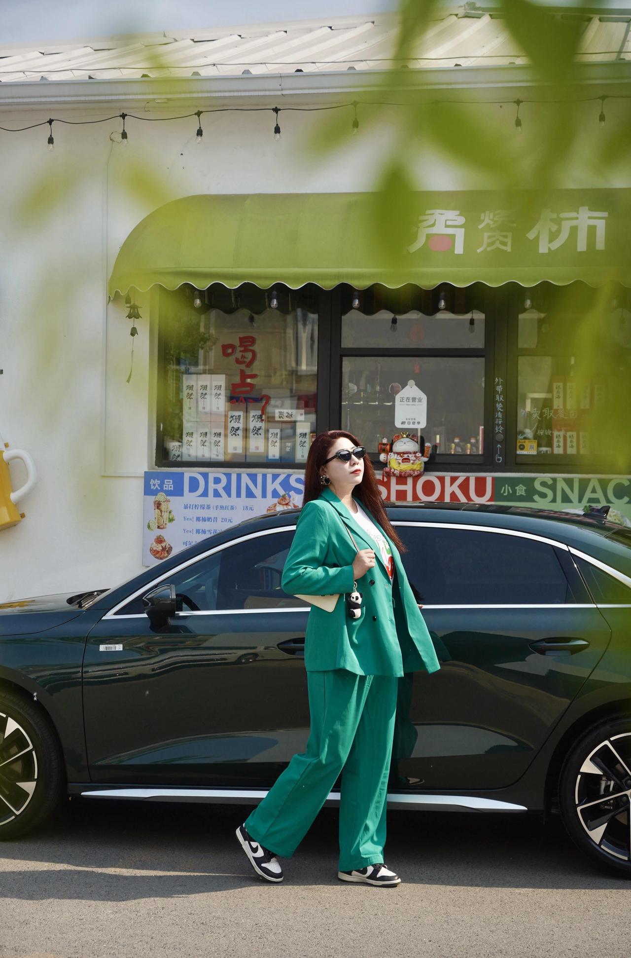 今日份的Colorwalk是绿色💚

后视镜里倒退的城市，是上一秒的限时赏味。