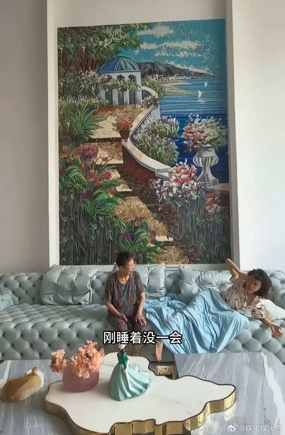 金巧巧估计万万没想到本来想晒一下慵懒的豪宅生活结果网友却盯上了她家里的巨幅画，说