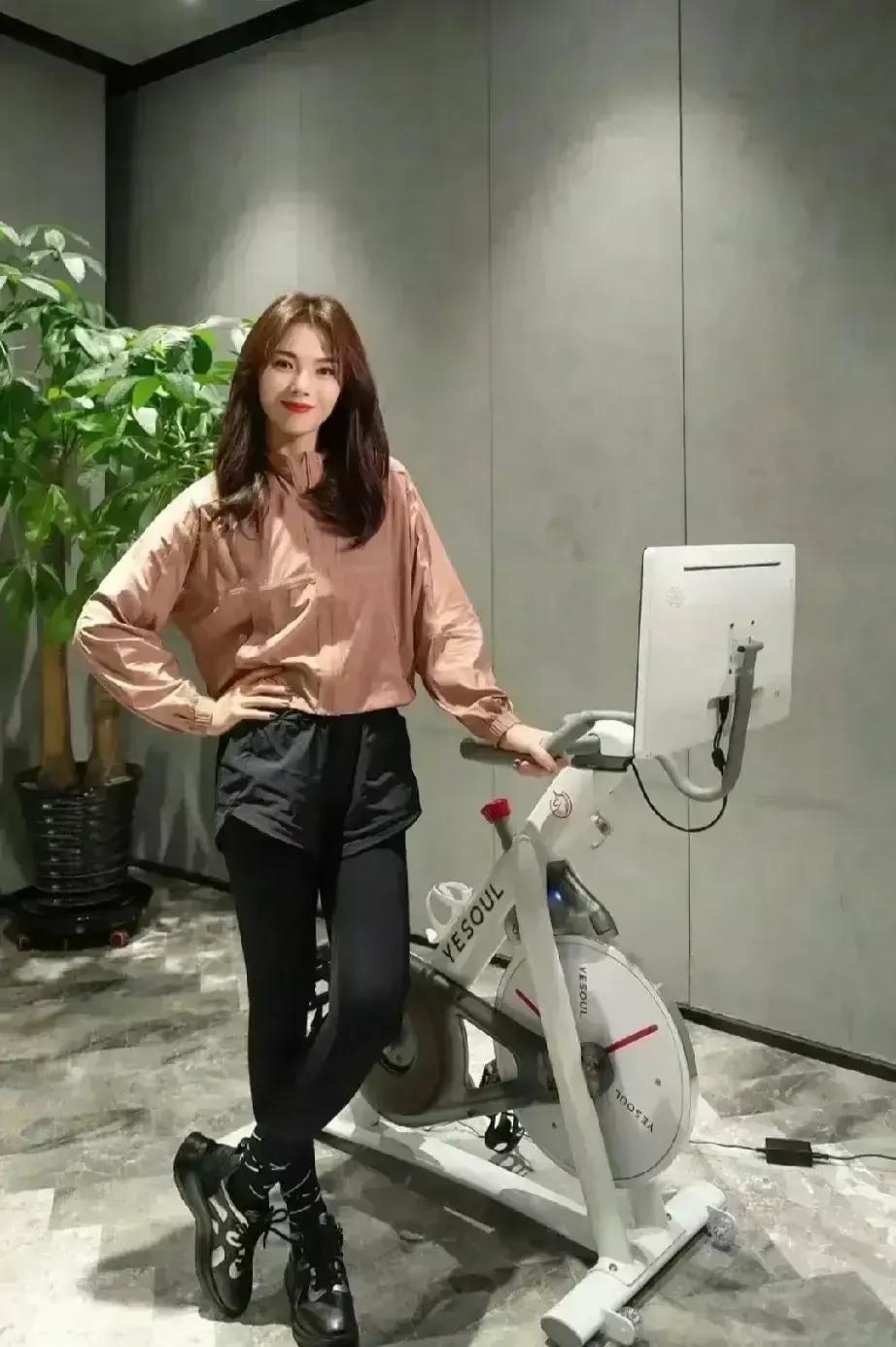 突然觉得刘涛越来越迷人，越来越有女人味了。[抠鼻]#娱乐# #明星#