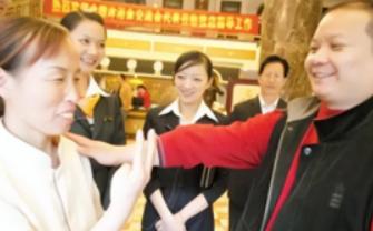 重庆一位亿万富豪花6000多万给员工们买房子，送员工几十辆保时捷，而等他破产之后