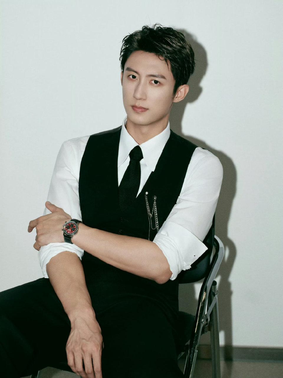 5月14日，黄景瑜突然把自己用了10年的名称“Johnny黄景瑜”改成了黄景瑜，