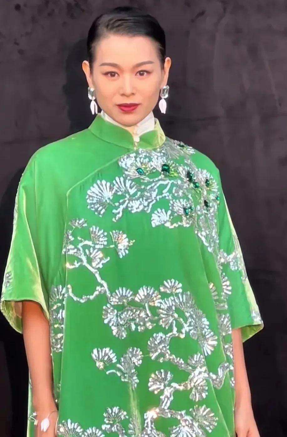 又一次被胡杏儿惊艳到，穿绿色改良版国风旗袍，雍容华贵又很亮眼、特别的大气！
因为