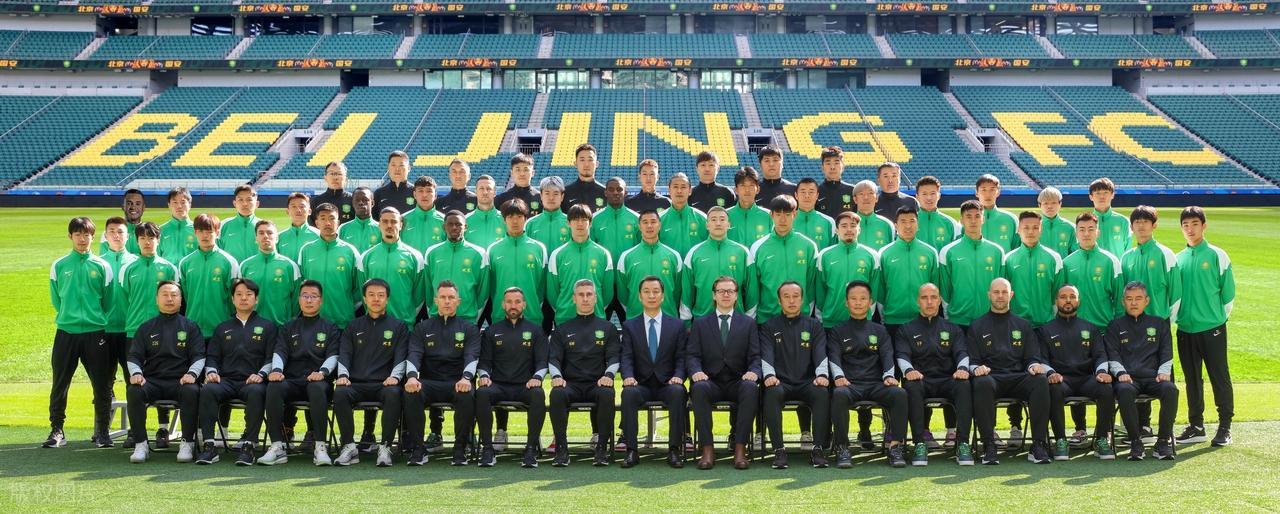 《国安颂》

绿茵逐梦几春秋，血性豪情贯九州。
工体声浪震云霄，绿色身影竞风流。