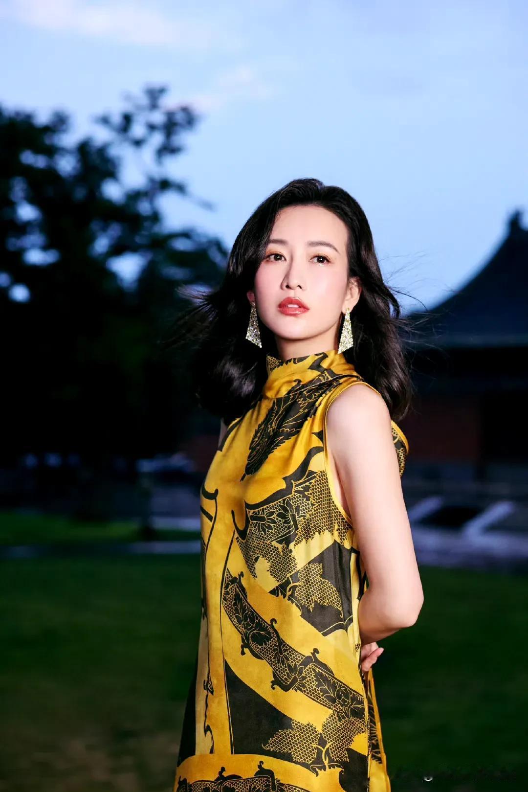 女生想要穿搭得看上去很优雅，不妨看看王鸥的造型。
她穿淡黄色无袖连衣裙时，上半身