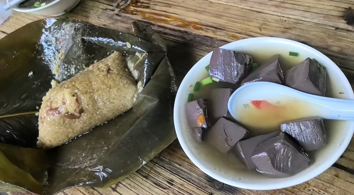 玉林牛红汤玉林米粽牛红汤玉林美食玉林市白石桥路的牛红汤+米粽。几十年的老味道，红