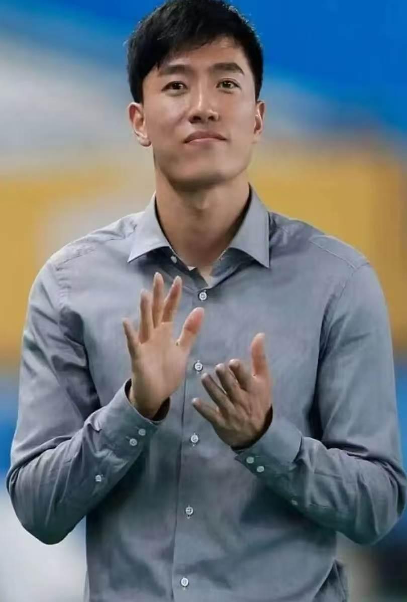 十年前，趁热度，
刘翔本有机会落实岗位，
不知道什么原因，让他坐了十年冷板凳。时