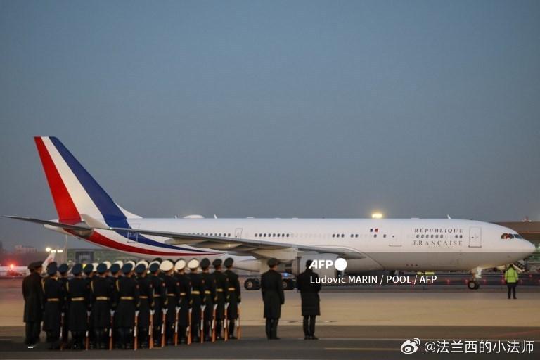 马克龙抵京后发文称很高兴 法新社出图......我再蹲蹲马克龙那个随行摄影师的图