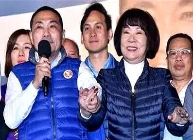 这是侯友宜的妻子任美玲，她的容貌大气而端庄。
她守着娘家给的丰厚家底，把三个孩子