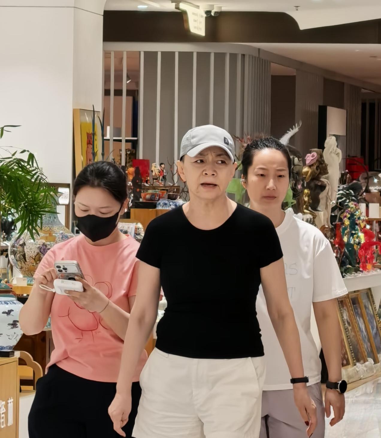 65岁宋丹丹现身北京一间大型商场购物，身边带了两位助理，她走在最前面带路，走路姿