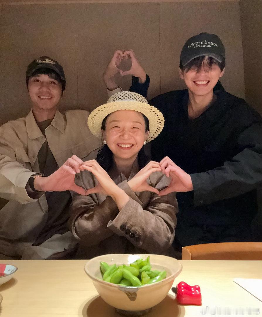 李嘉琦彭冠英陈鑫海聚餐李嘉琦晒与彭冠英陈鑫海聚餐合照 人间烟火气，最抚凡人心。好