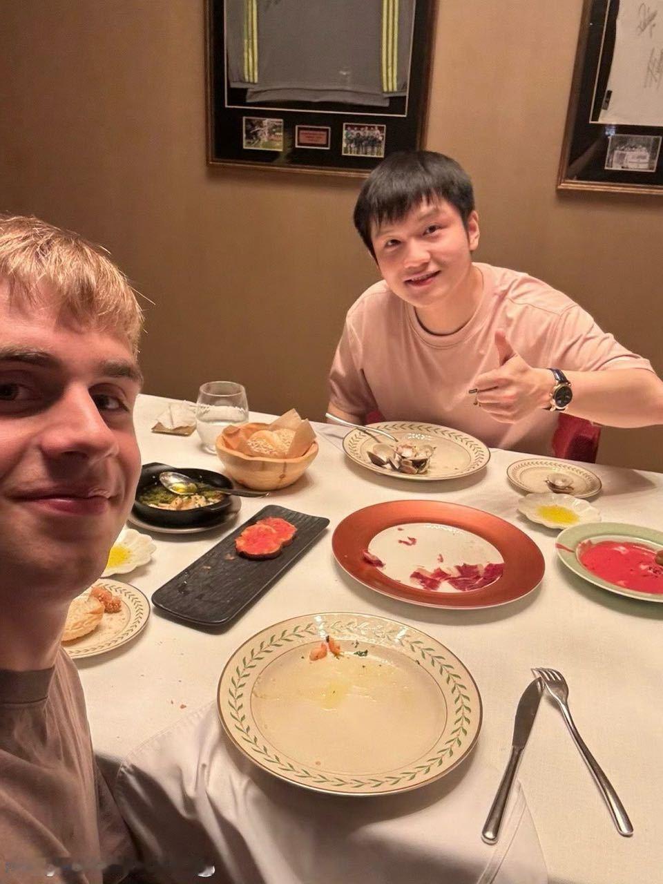 有哪届奥运冠亚军会在一周年特地约饭的啊[赢牛奶]你们巴黎冠亚军真的好有仪式感嗷，