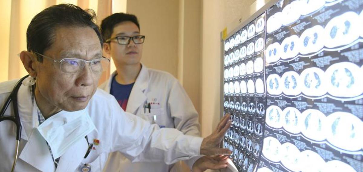 钟南山逆行一线勇担重任，年过八旬坚守岗位，责任感从何而来？

一提到钟南山院士，