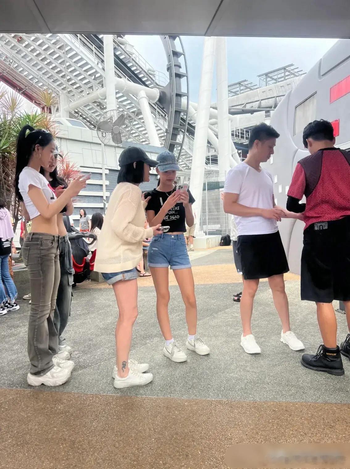 小S一家被拍到在新加坡旅游，大S一家被拍到在韩国，看来都是放暑假出游。 ​​​