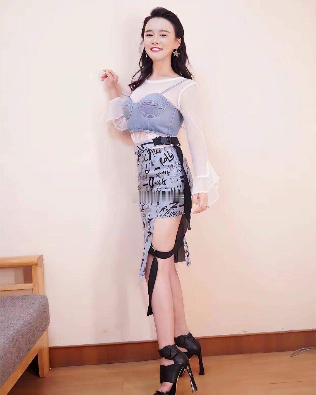 有人说，冉莹颖穿衣风格有点风尘感其实她穿什么衣服只要邹市明喜欢就好 ​​​