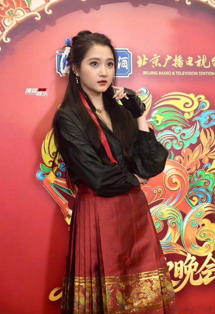 关晓彤身红色新中式马面裙，搭配小烟熏妆容，亮相北京台春晚群采间啦！好期待 