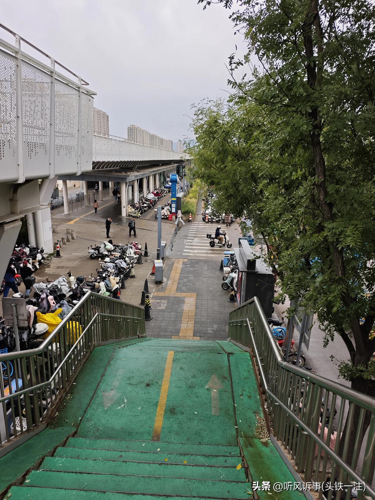 作者加速成长计划北京秋雨一场细雨过后，北京被裹进温柔的灰调里。路面还留着浅浅水痕