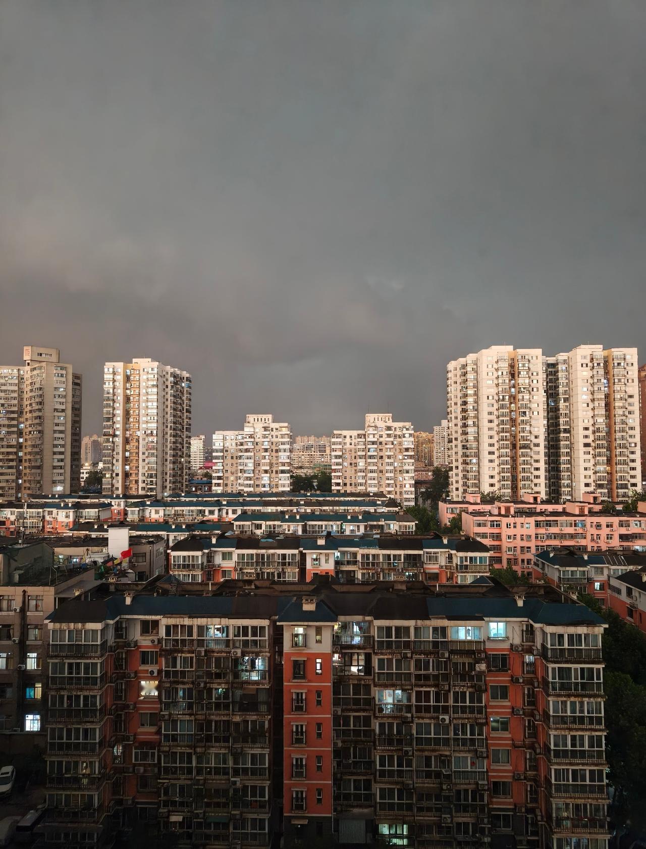 这个夏天，和二十多年前我在长春读大学时的夏天很像。不怎么热，晚风吹过甚至裹挟着丝