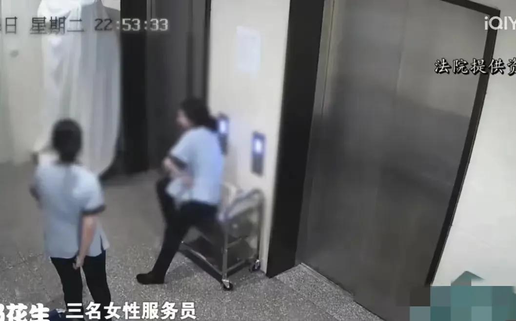 福建厦门，一男子入住五星级酒店，可男子喝醉了，打不开房门。3名女服务员问男子是否