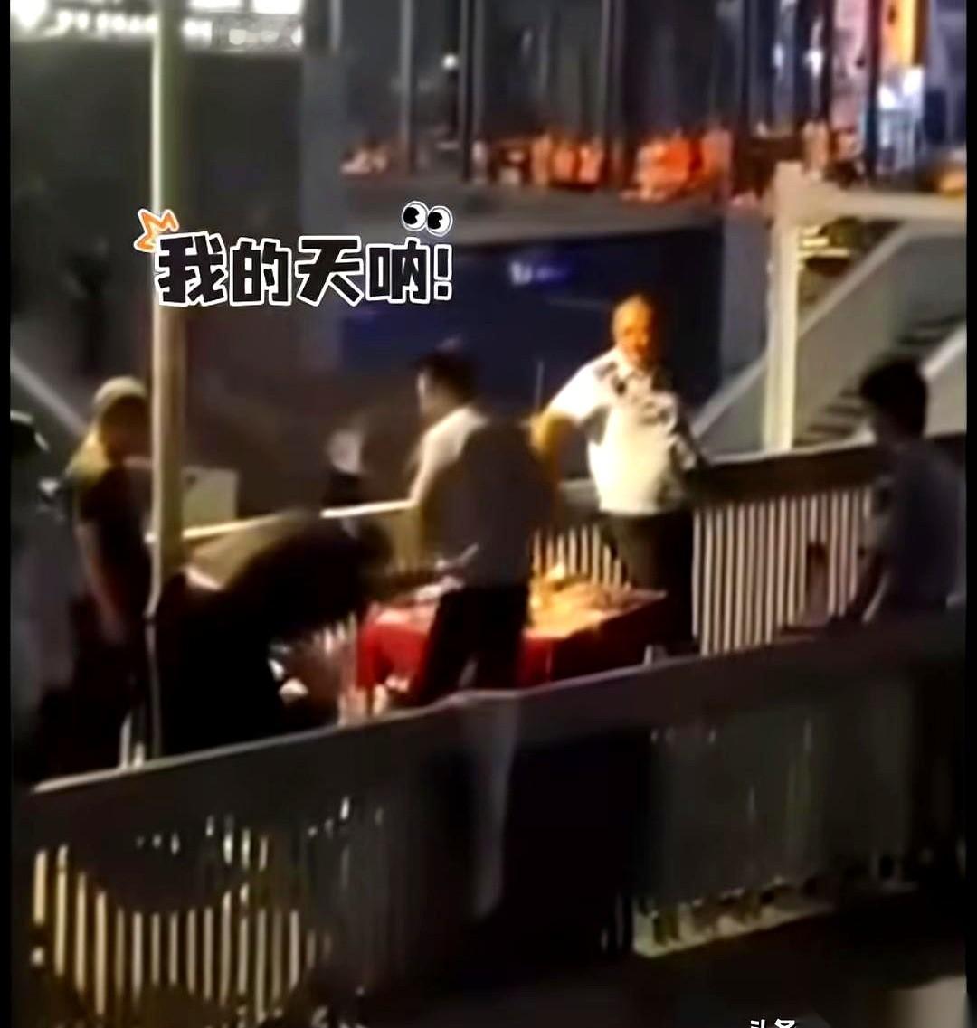 武汉天桥那事儿，吵了半天，我就问一句：
如果动手那几个人，穿的不是那身“看着像那