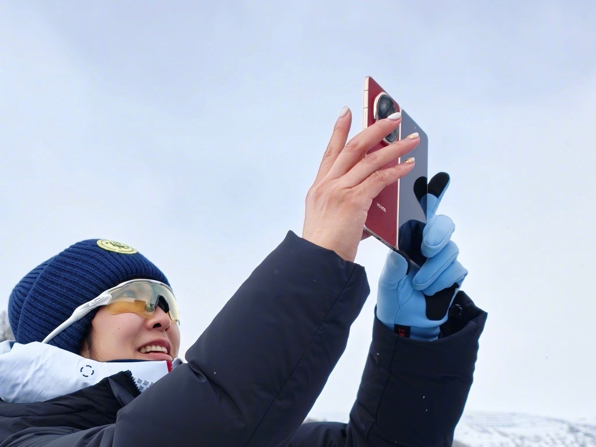 何同学说荣耀MagicV6确实非常不错 折叠屏用户三大痛：太厚、电少、怕意外？荣