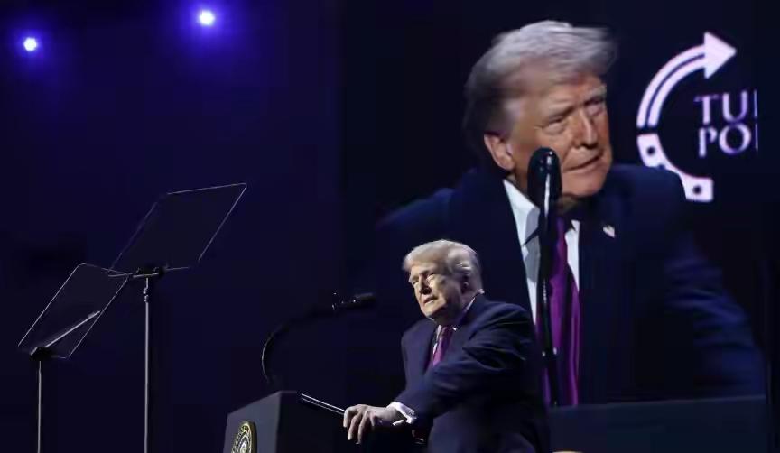 如今的美国早已撕下所有伪装，明目张胆在全球上演强盗戏码。特朗普更是直言不讳自认像